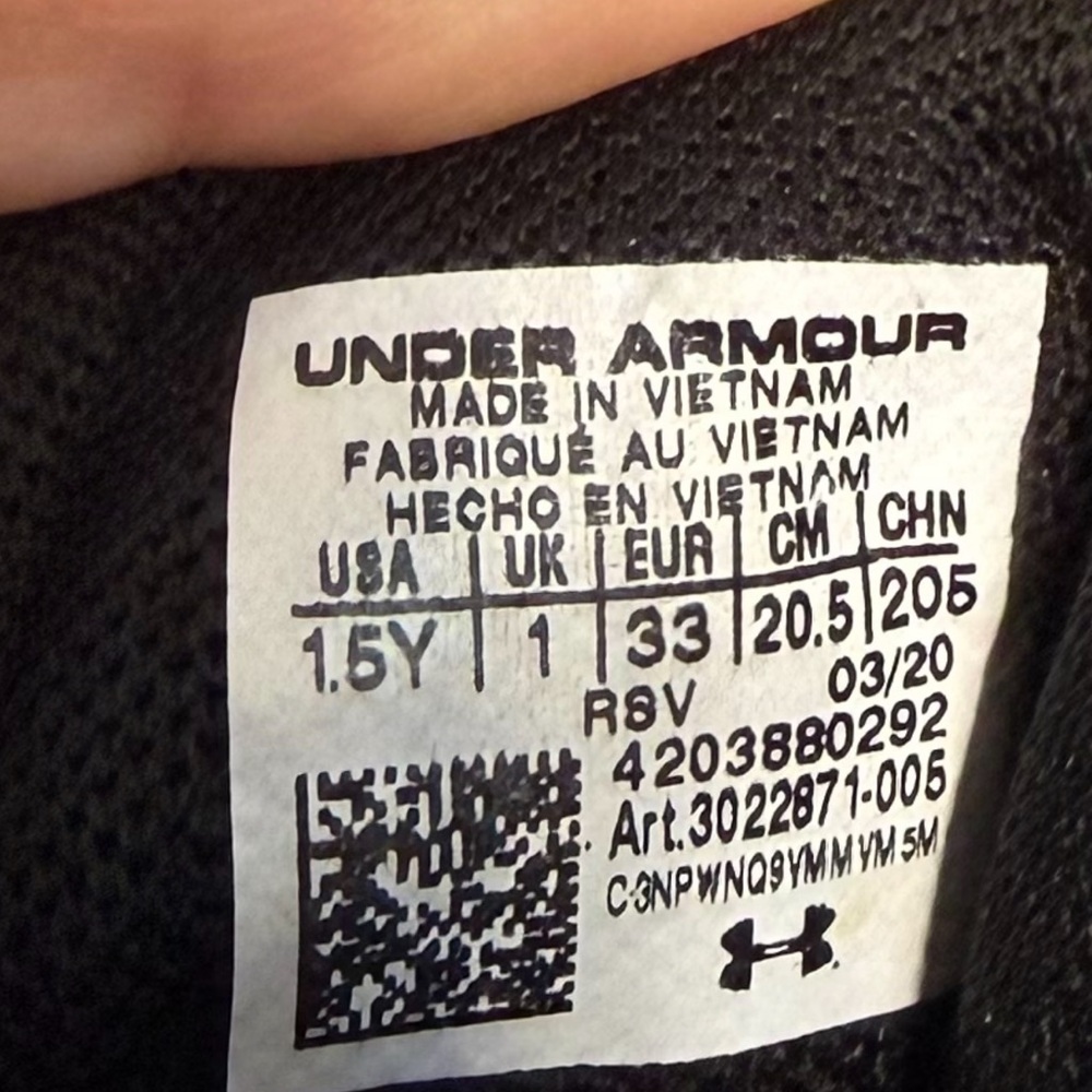 Under Armour UA PS Surge 2 Boy’s Size 1.5 Black Red Sneakers Athletic Shoes EUC - Picture 6 of 7